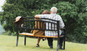 Ein älteres Paar sitz auf einer Parkbank